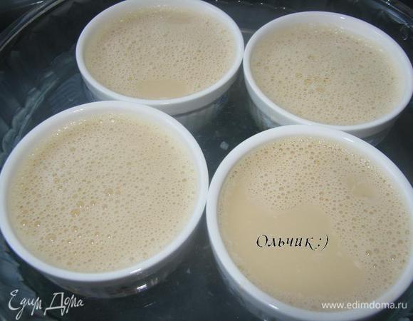 Разливаем крем по порционным креманкам. Ставим их в глубокую форму с горячей водой так, чтобы они были погружены в воду наполовину. Готовим в разогретой до 120 градусов духовке 50 минут. Крем должен хорошо загустеть и держать форму.