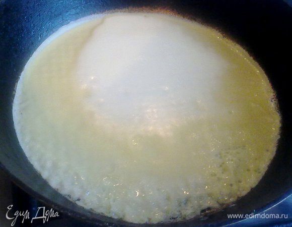 Все ингредиенты смешать до однородной массы в блендере. Поставить в холодильник на полчаса или больше. Это позволит частицам муки впитать жидкость и блинчики получатся более нежные. Нагрейте антипригарную сковороду (диаметр 12-20 см) так, чтобы на ней прыгали капельки воды, слегка смажьте растопленным сливочным маслом. Жарить блинчики с двух сторон. Оставить сковороду на огне.