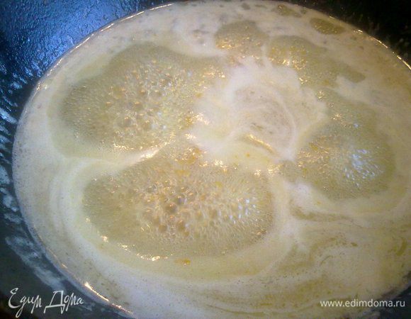 Натереть на тёрке апельсиновую цедру. Растопить на сковороде масло с сахаром, добавить сок и цедру с ликёром. Проварить 4-5 минут на среднем огне до состояния сиропа. 