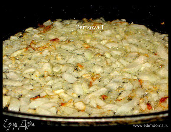 Лук и чеснок нарежьте мелко. Помидоры ошпарьте, снимите кожицу и нарежьте мелко. Бамию очистите. Влейте в глубокую сковороду оливковое масло, обжарьте лук.