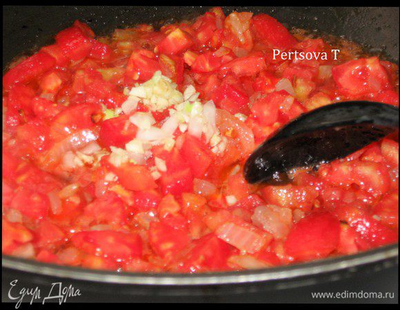 Затем — чеснок и еще жарьте еще 3 минуты, помешивая.