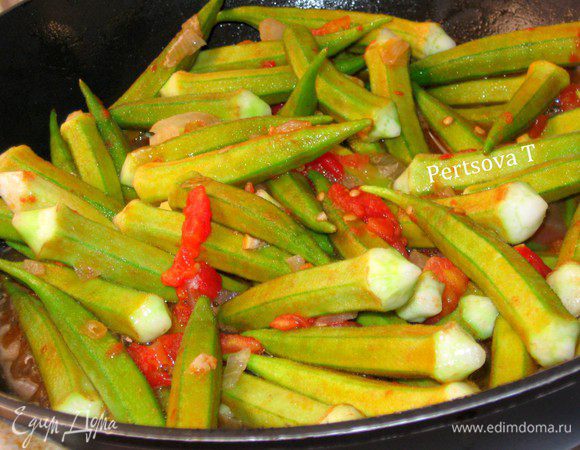 Добавьте бамию, воду, сок лимона и накройте крышкой. Тушите на медленном огне 15 минут.