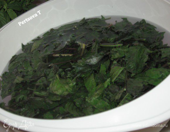 В глубокую миску кладем лимонную кислоту, сахар и кипяток, все перемешать и туда же кладем базилик, нарезанный крупно, и перемешивать минуты 3, он должен остыть.