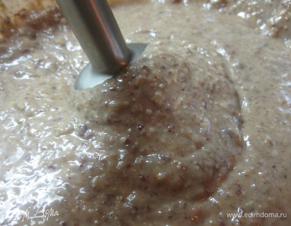 В миске смешать все ингредиенты, кроме шоколада и изюма. Измельчить с помощью блендера до однородной массы. Должно получиться тесто консистенции густой сметаны (в общем обычное тесто для кексов).