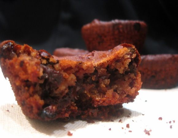 Формочки для кексов смазать масло (если используете бумажные формочки, то можно не смазывать).
Заполнить формочки на 2/3 тестом, выпекать в разогретой до 180°C  духовке 30-40 минут
Дать им немного остыть перед тем, как вынимать из формочек. 
Приятного аппетита!