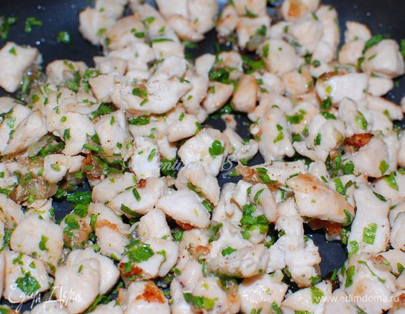 Филе индейки и лук нарезала кубиками средними и обжарила на раст.масле в сковороде.Посолила,поперчила. Петрушку мелко нарезала,добавила к готовому мясу.