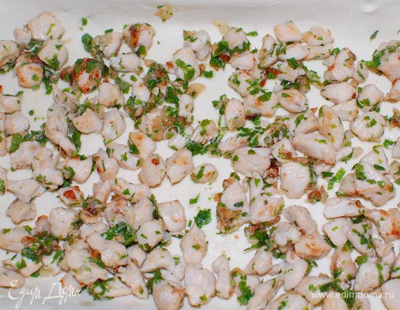 Тесто разделила на две части.Противень смазала слив маслом и выложила часть теста,на него начинку из мяса.