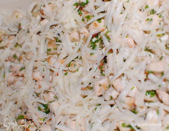 Картофель очищенный натерла на крупной терке поверх мяса.