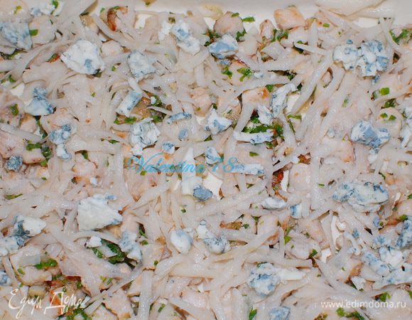 Далее,раскрошила сыр по всей поверхности. 