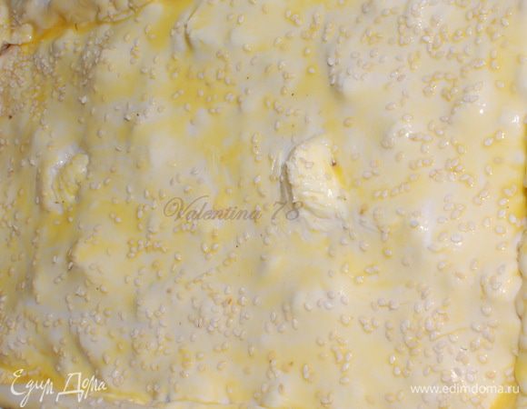 Накрыла вторым листом.Края защипила. Сделайте две дырочки в пироге.Поверхность пирога смазала  взбитым яйцом и присыпала кунжутом.