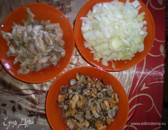 Промыть рис , немного просушить на салфетке.
Мидии промыть
Рапаны замочить , почистить , порезать брусочками
