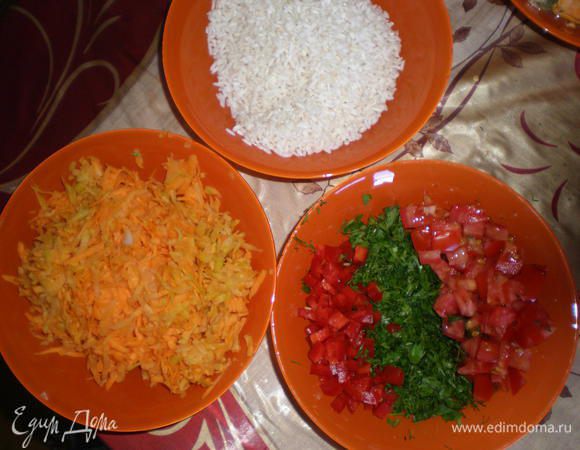 Луковицу порезать мелко 
Морковь натереть на тёрке
Половинку перчика нарезать мелко
Маленький помидорчик нарезать кусочками 
Зелень нарезать меленько