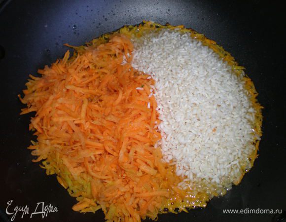 Обжарить морковь и рис на постном масле в воке до " прозрачности"