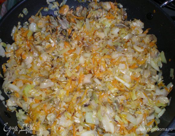 Добавить лук , мидии , рапаны , специи , еще минут 10 протушить