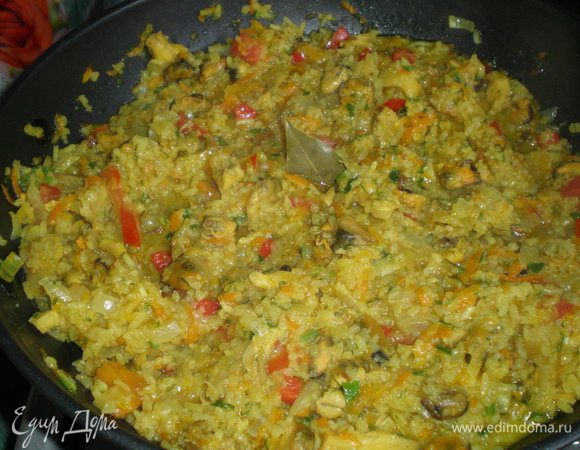 Ещё минут 5 - 10 протушить с зеленью и кусочками перца и помидора 
Добавить кусочки чеснока , лавр, выключить 
