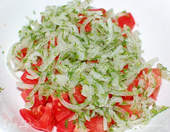 Баклажаны очистить от кожуры,нарезать брусочками,пересыпать солью и оставить на 20 мин.
Помидоры помыть,нарезать кубиками не мелко.
Лук нарезать полукольцами.
Укроп измельчить.
Лук тщательно перемешать с укропом и уксусом.Добавить к помидорам.