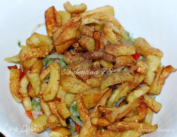 Баклажаны промойте от соли,выложите на полотенце и обсушите,обжарьте в сотейнике,до золотистого цвета,откиньте на сито.
Выложите к помидорам с луком.
