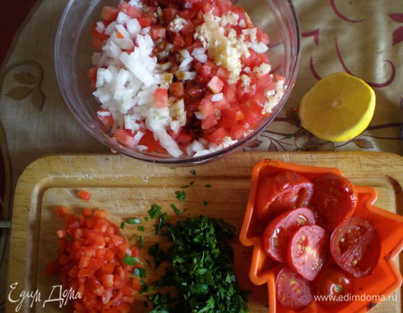 Мелко нарезаю крупный  помидор , перец ,лук , чеснок , зелень , измельчаю запечёный помидор , перемешиваю, заправляю соевым соусом , специями
