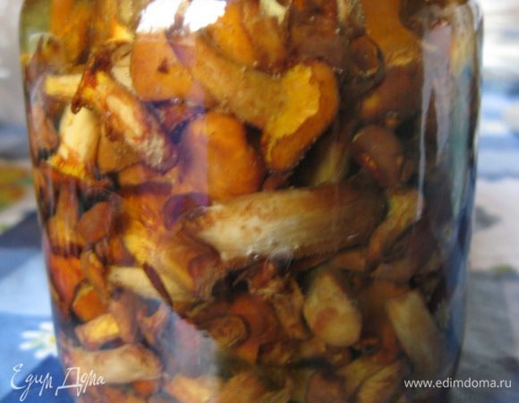 В стерильные банки выложить обжаренные лисички, залить смальцем и закрыть крышками. Хранить в холодильнике.

А потом зимой, открываешь такую баночку лисичек, выкладываешь на сковородочку и жаришь вместе с картошечкой. А еще можно намазать на хлебушек, жирно, но очень вкусно