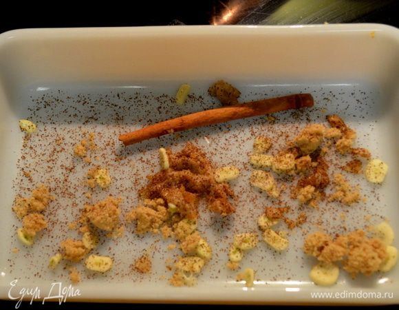 Натереть 1 стол.л имбиря,остальную часть нарезать тонко пластинками.Добавить чеснок,корич.сахар,корицу и палочку корицы/по желанию/.