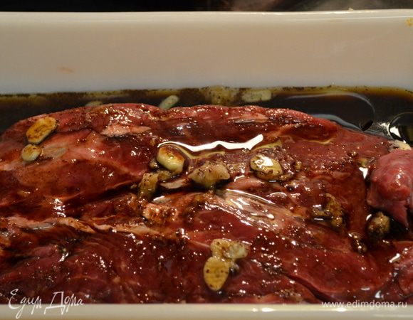 Мясо слегка надрежем ножом полосками и выложим на наш маринад.Сверху добавим херес ,соев.соус,олив.масло.и в холодильник на несколько часов,в течение времени часто переворачивая.