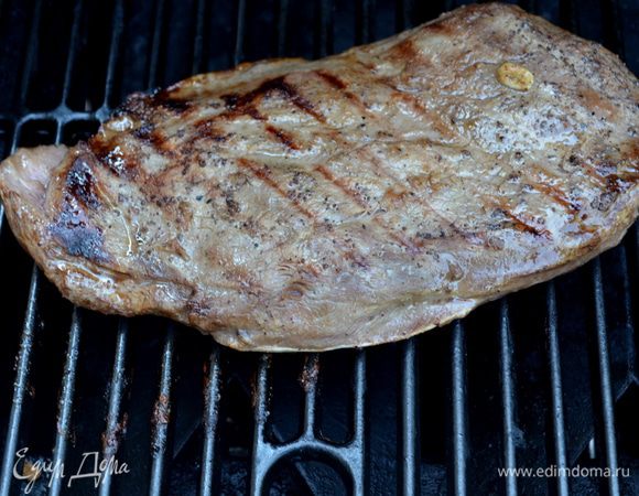 Разогреем гриль или духовку.Говядину посолим и поперчим.Выкладываем на гриль и готовим до готовности,как любим.Дадим отдохнуть 5мин и подаем по желанию с порезанными листьями кориандра.