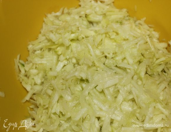 Кабачок очистить от кожицы и семечек, натереть на терке.