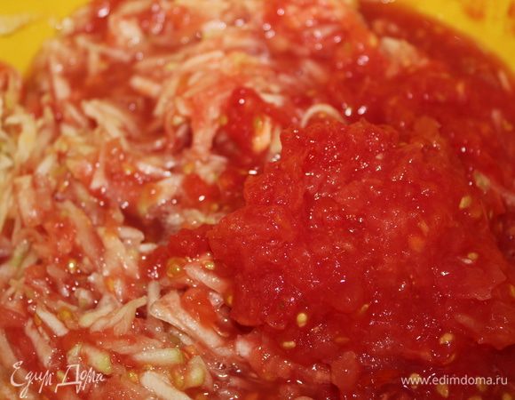 Помидорки разрезать пополам и и со стороны мякоти натереть на терке,чтобы отделить кожицу и выкинуть ее.