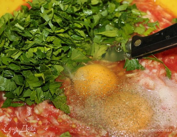 Добавить к тертым помидорам и кабачку яйца, соль, хмели-сунели, зелень. Перемешать все.