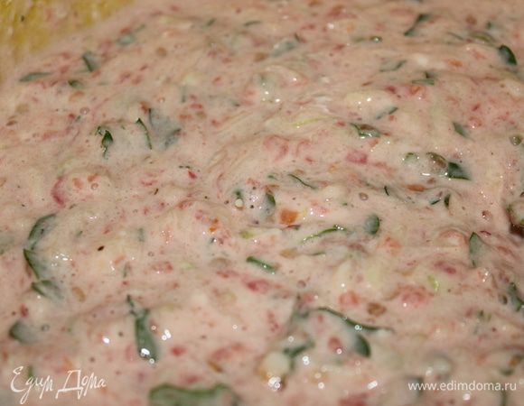 Добавить муку и разрыхлитель. Хорошенько вымешать тесто.