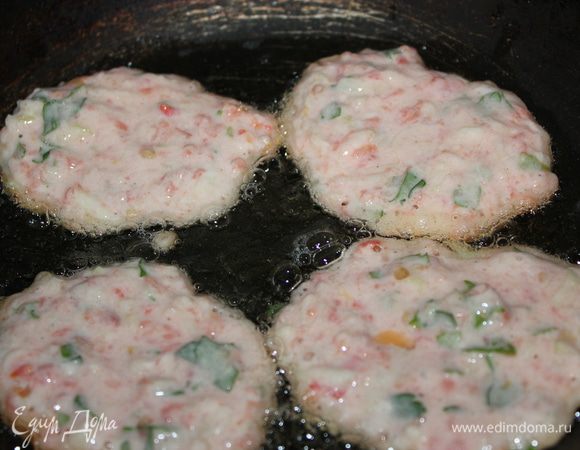 Оладушки обжаривать на хорошо разогретой сковороде на растительном масле с двух сторон до золотистого цвета.