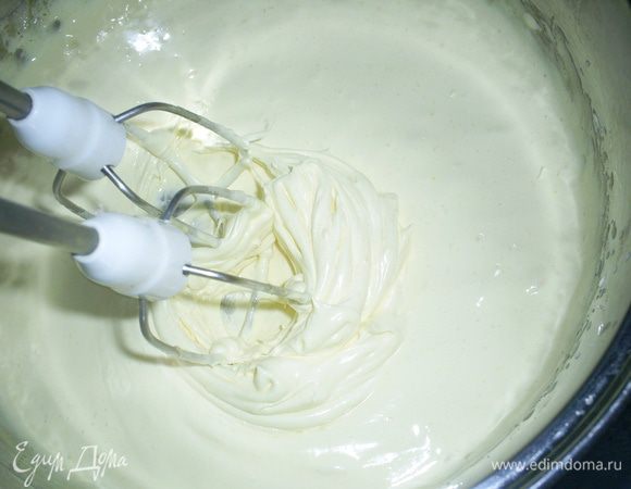 Белки отделить от желтков. Желтки взбить с половиной сахара до получения густой белой воздушной массы.