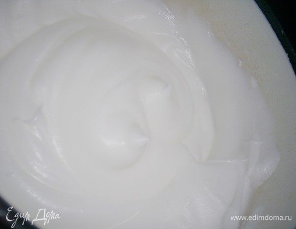 В отдельной емкости взбиваем белки до твердых пиков, постепенно добавляем оставшийся сахар и вновь взбиваем. Масса не должна выпадать из емкости при ее переворачивании.
