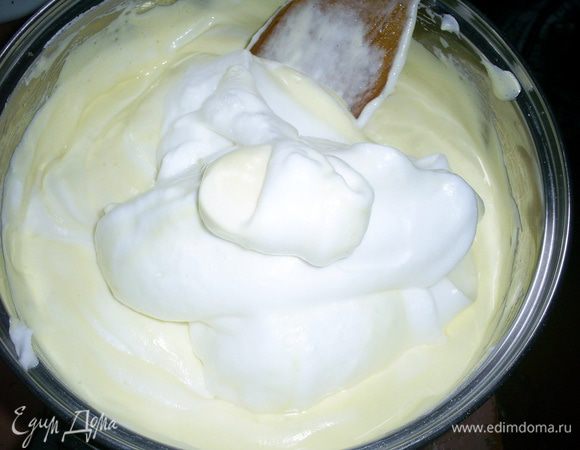 В емкость со взбитыми желтками поочередно в три приема выкладываем взбитые белки и всыпаем смесь муки мака и разрыхлителя. Осторожно перемешиваем лопаткой. Разрыхлитель можно не добавлять, если вы уверены в своих силах и мастерстве. Хотите перестраховаться - добавьте. 