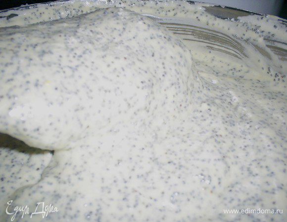 Аккуратно и постепенно вливаем растопленное и охлажденное сливочное масло. Очень осторожно и недолго перемешиваем лопаткой. У нас должна получится густая воздушная масса.