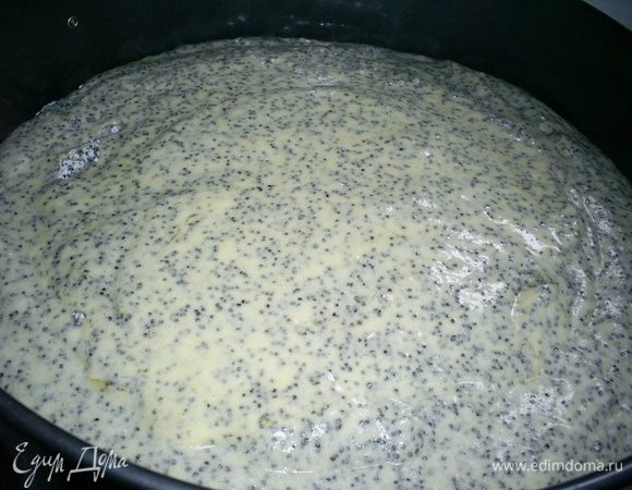 Выкладываем тесто в форму, дно которой предварительно выстилаем бумагой, стенки не смазываем! Ставим в разогретую до 180 градусов духовку, выпекаем 40-45 минут до сухой лучинки.