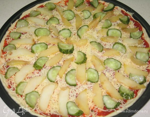 Отварной картофель очистить от кожуры, нарезать тонкими ломтиками...огурец нарезать тонкими полукольцами...разложить картофель и огурец по всей поверхности