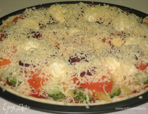 Посыпать сверху оставшимся сыром и поставить в духовой шкаф, предварительно разогретый до 180 градусов, примерно на 15-20 минут, пока сыр не расплавится и корж не подрумянится