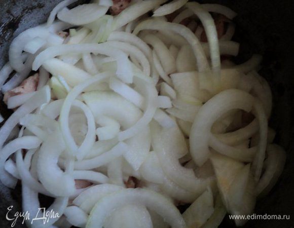 Сверху выложить нарезаний  полукольцами лук (2шт).