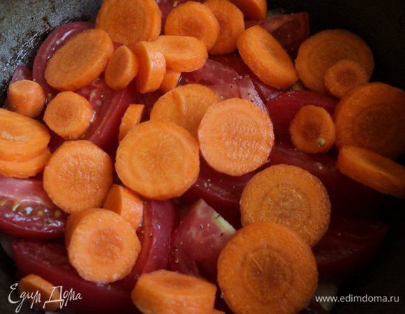 Помидор порезать крупными дольками, выложить на лук. Немного посолить и поперчить. На помидоры – порезанную кружочками или ломиками морковь.