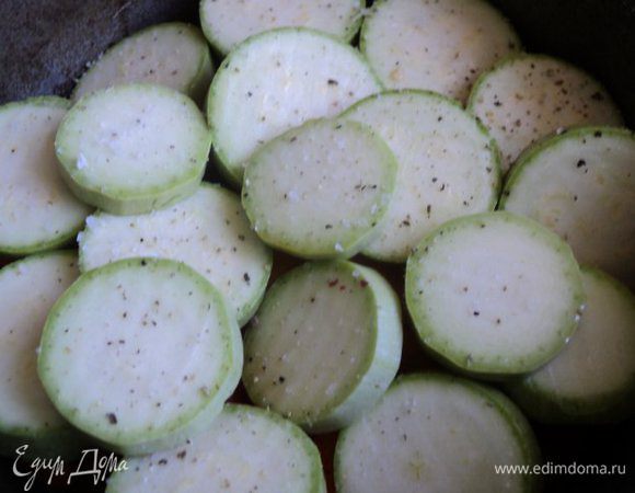 Затем кабачок, порезанный кружками.