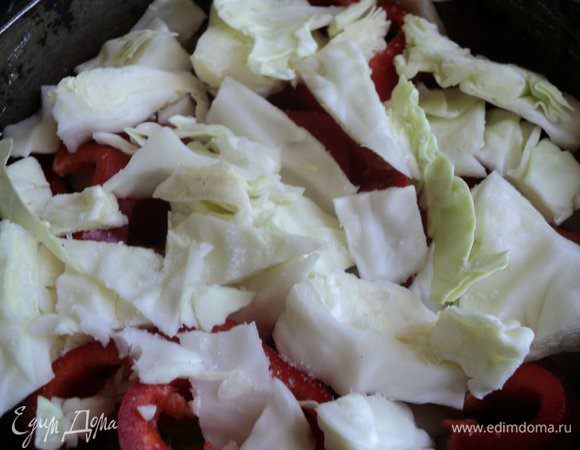 Капусту порезать кусочками. Несколько верхних листьев оставить. Кусочки капусты положить на перец.