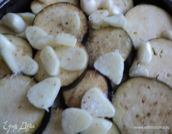 Баклажаны порезать кружками, посолить, оставить на 10 мин., затем промыть от выступившего сока и положить на капусту. Сверху порезанный пластинками чеснок.