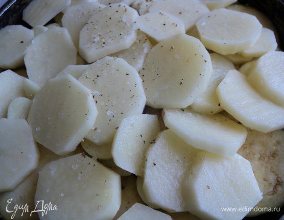 Сверху нарезать ломтиками картофель. Посолить, поперчить.