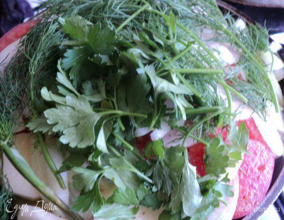 Верхним слоем выложить порезанную четверть кольцами луковицу и пластинки помидора. Положить, не измельчая зелень.