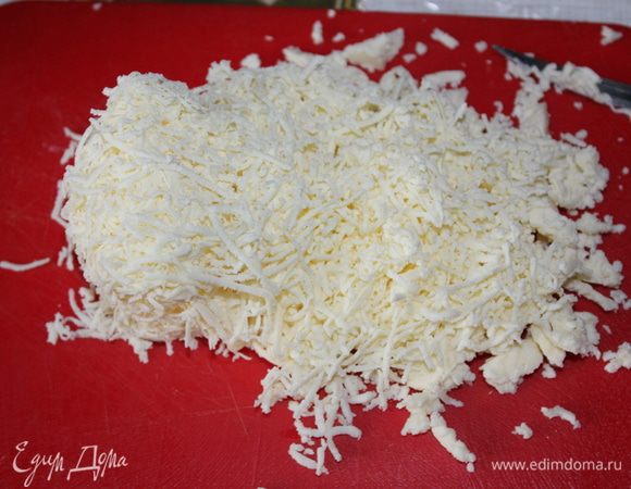 Сыр натереть на мелкой терке. 