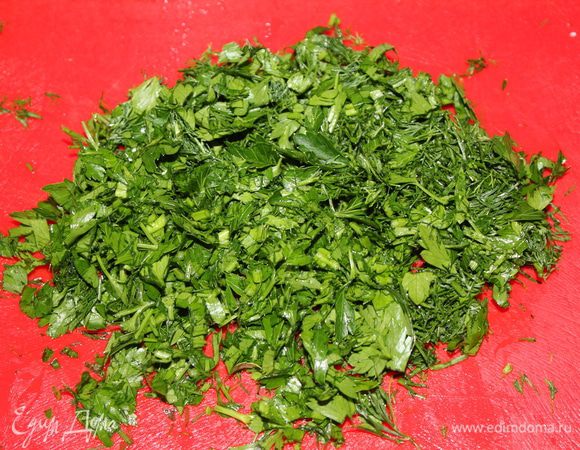 Мелко нарубить зелень. 