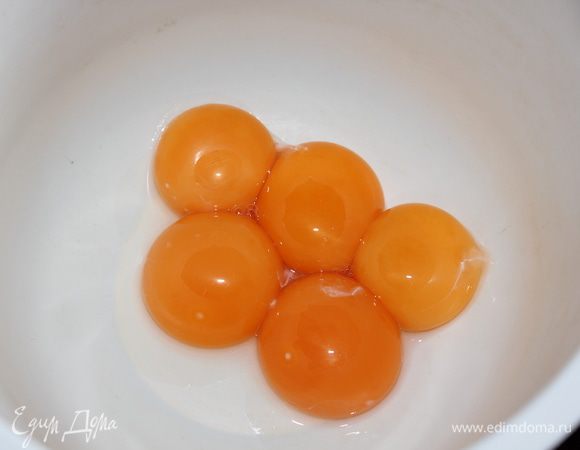 Белки отделить от желтков. 