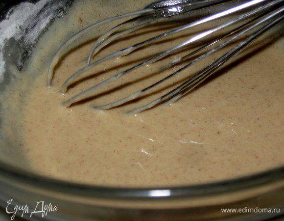 В миске взбить веничком яйцо и сахар, добавить молоко, сах. ваниль, корицу , муку с разрыхлителем и хорошо взбить.