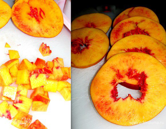 Порезать нектарин на кубики и добавить к тесту.
Залить в маленькие формы (я кладу сначала бумажные формы) и отправить в разогретую духовку 180 гр., 25-30 мин. У меня вышло 6 шт. Приятного чаепития!